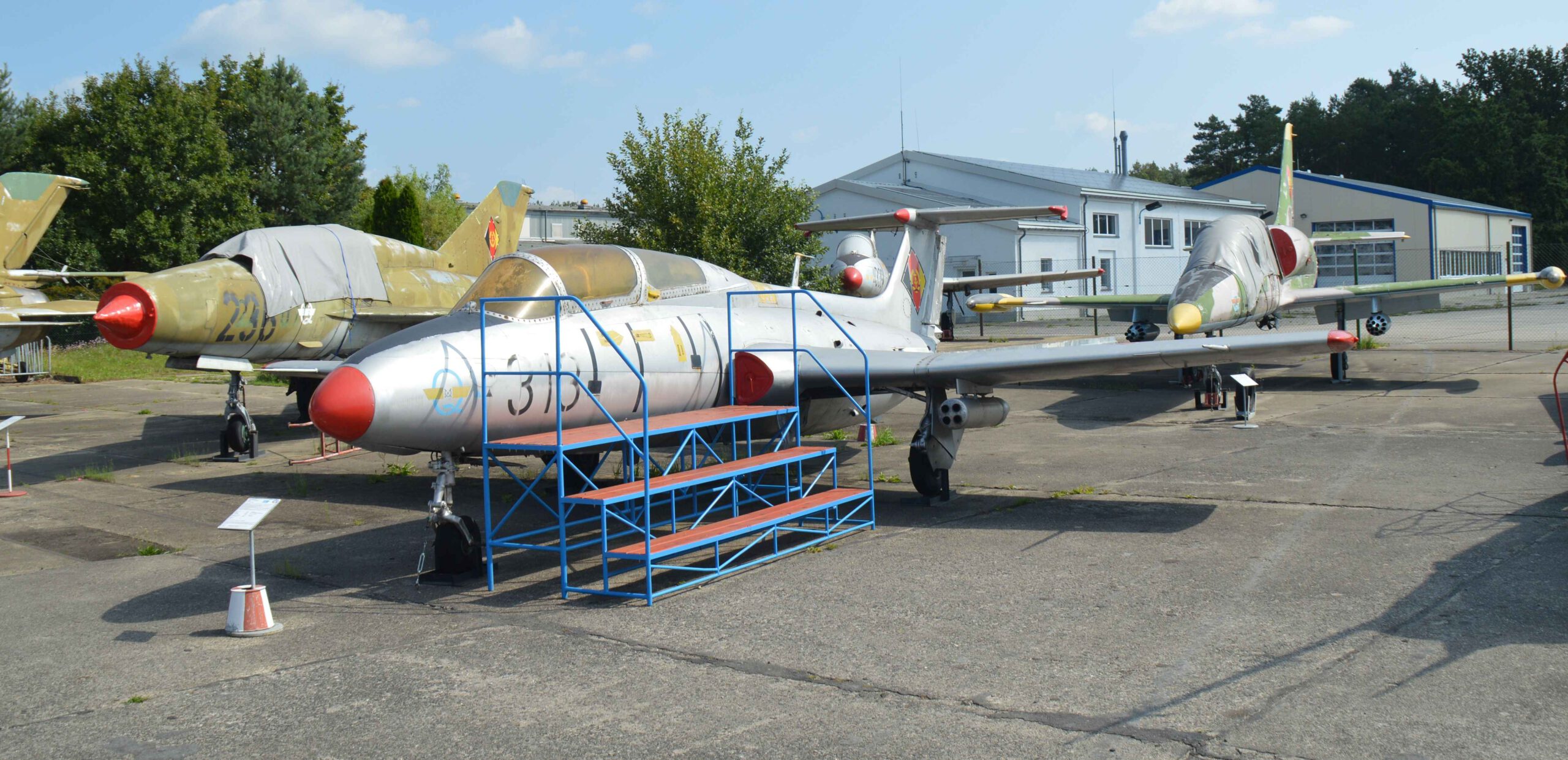 Schulflugzeuge L-29 mit Besuchertreppe 2025-09